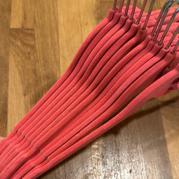 *last chance* Clutter Free | Set of Pink Velvet Hangers - Picture 5 of 11